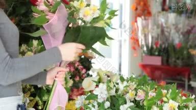 在花店里，年轻的花匠正在制作花束